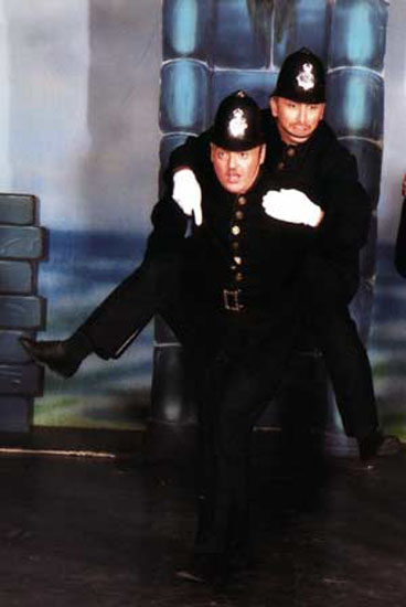 Derek Drennan and John Nash - "When The Foeman Bears His Steel" from 'Broadway Pirates' (Lyric Players 2001)
