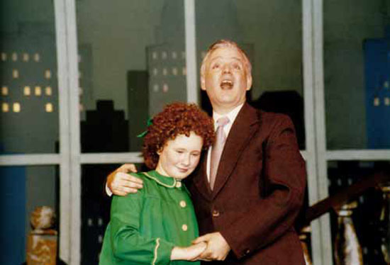 Nicola Parmee and Derek Drennan in 'Annie' (STC 1998)